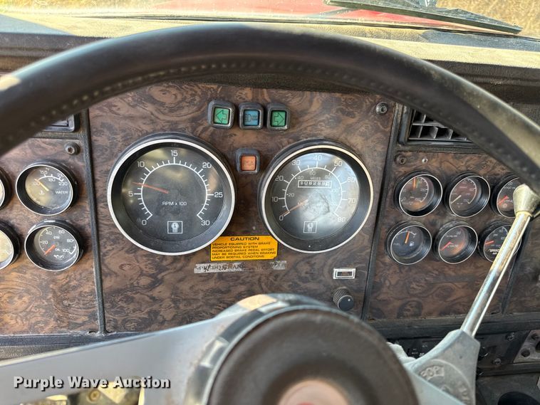 image for item DY8429 1994 Kenworth T600 semi truck