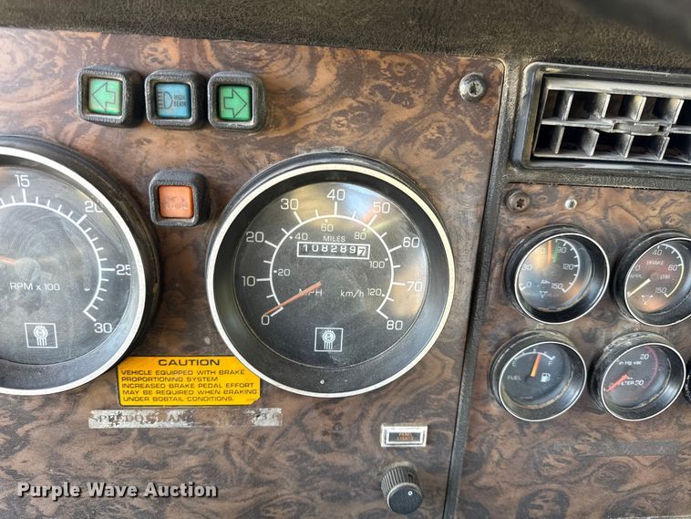 image for item DY8429 1994 Kenworth T600 semi truck