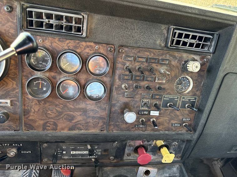 image for item DY8429 1994 Kenworth T600 semi truck