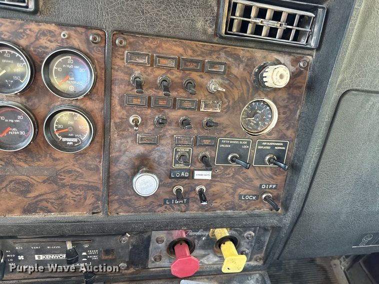 image for item DY8429 1994 Kenworth T600 semi truck