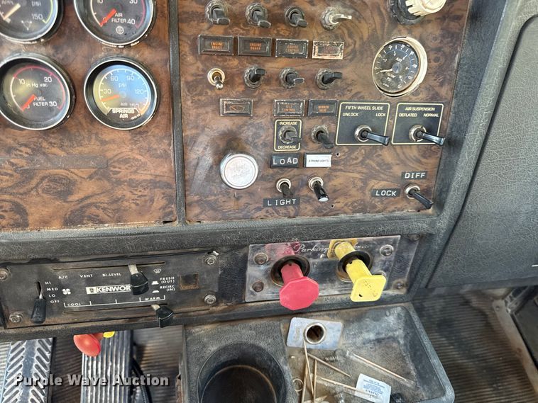 image for item DY8429 1994 Kenworth T600 semi truck