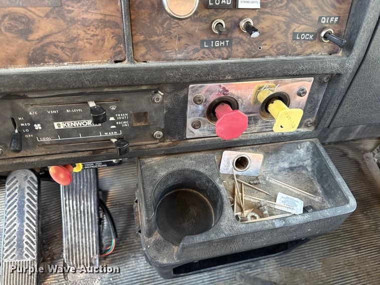 image for item DY8429 1994 Kenworth T600 semi truck