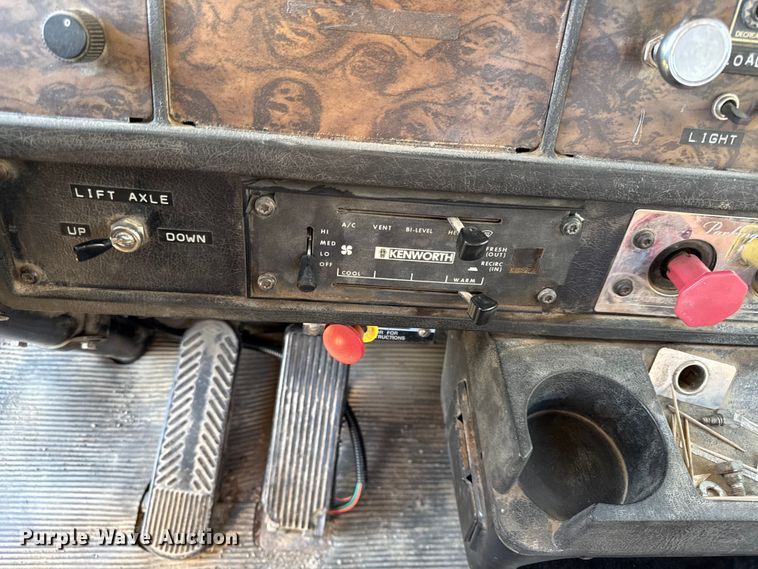 image for item DY8429 1994 Kenworth T600 semi truck