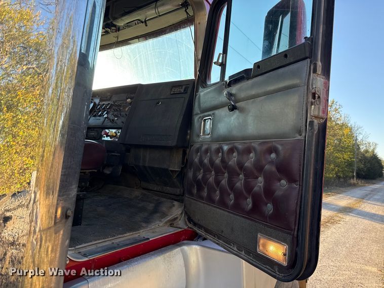 image for item DY8429 1994 Kenworth T600 semi truck