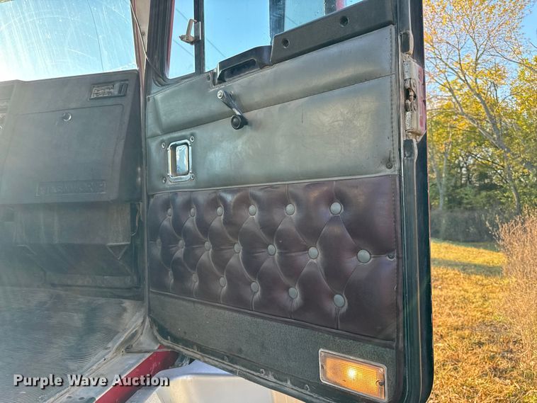 image for item DY8429 1994 Kenworth T600 semi truck