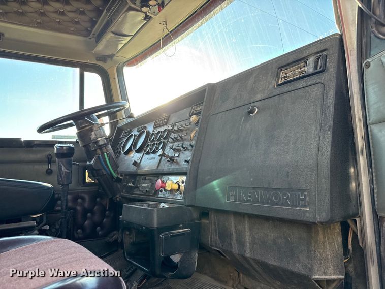 image for item DY8429 1994 Kenworth T600 semi truck