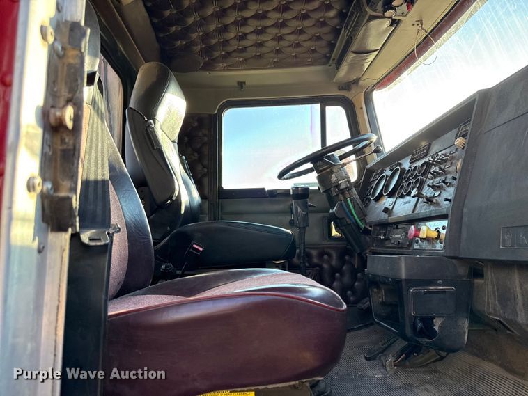 image for item DY8429 1994 Kenworth T600 semi truck
