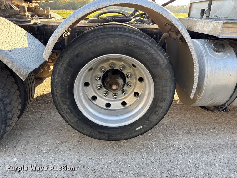 image for item DY8429 1994 Kenworth T600 semi truck