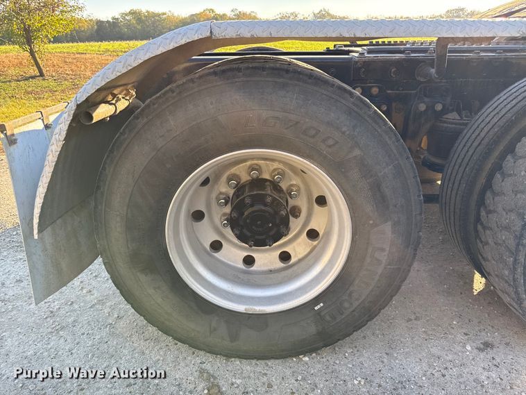 image for item DY8429 1994 Kenworth T600 semi truck