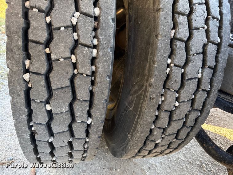 image for item DY8429 1994 Kenworth T600 semi truck