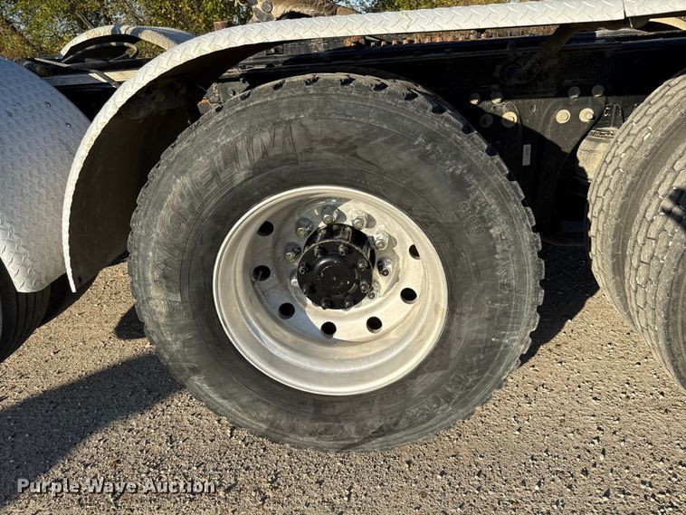 image for item DY8429 1994 Kenworth T600 semi truck