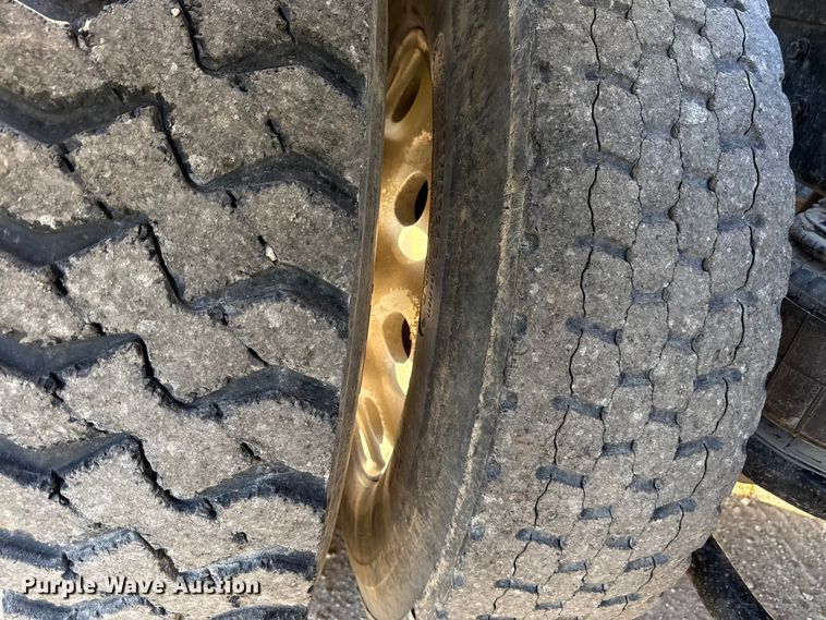 image for item DY8429 1994 Kenworth T600 semi truck