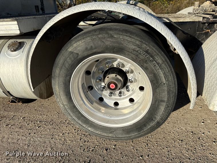 image for item DY8429 1994 Kenworth T600 semi truck