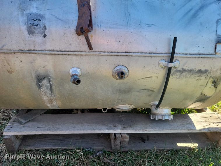 image for item EA2737 (2) fuel tanks