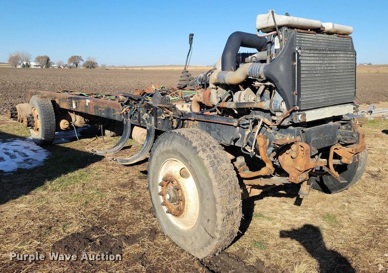 image for item EA2738 1998 Ford 9500 semi truck