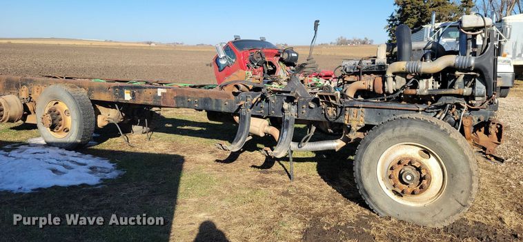 image for item EA2738 1998 Ford 9500 semi truck