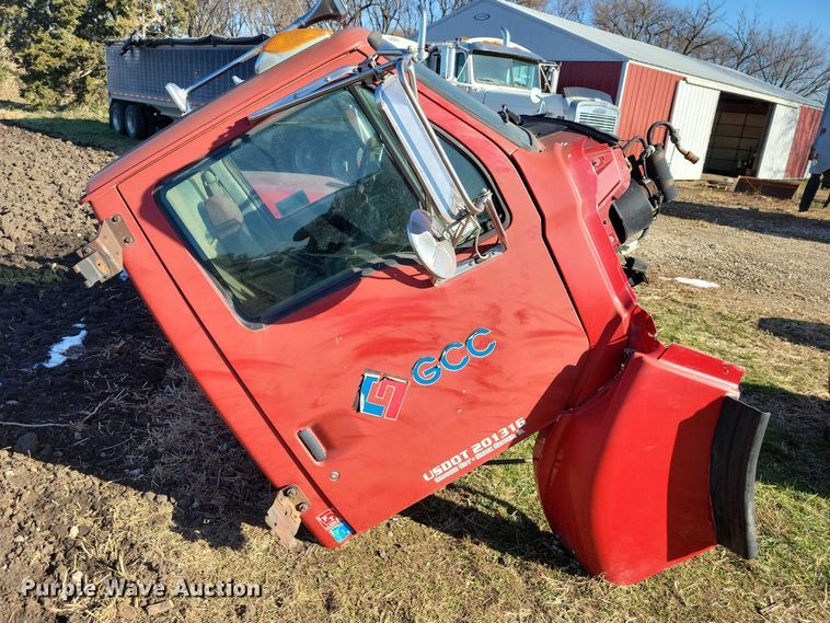 image for item EA2738 1998 Ford 9500 semi truck