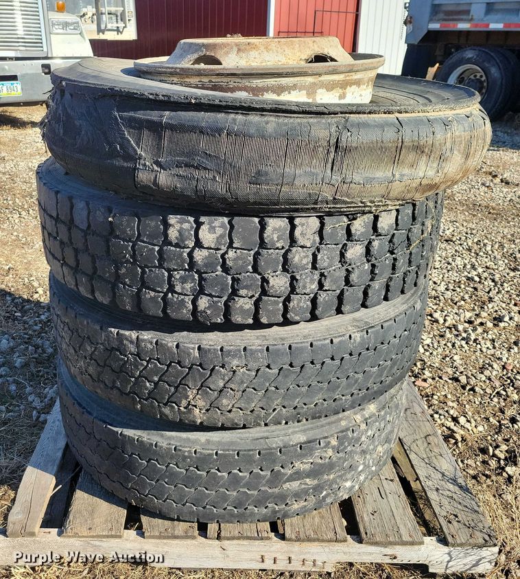 image for item EA2738 1998 Ford 9500 semi truck