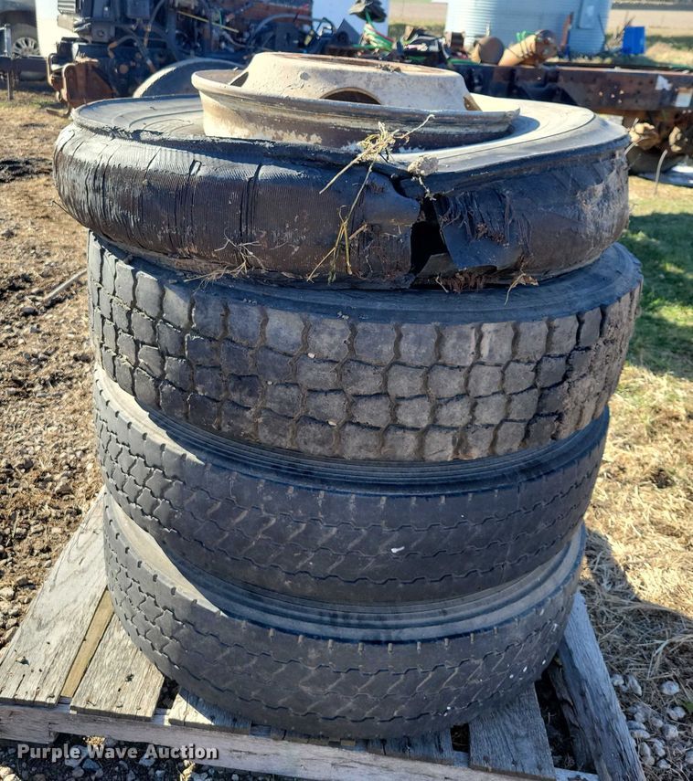 image for item EA2738 1998 Ford 9500 semi truck