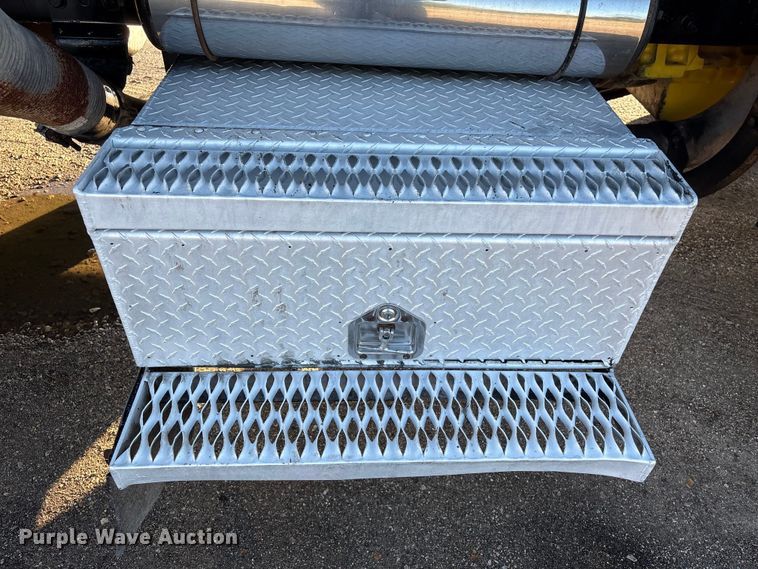 image for item EA7024 1993 Peterbilt 379 semi truck