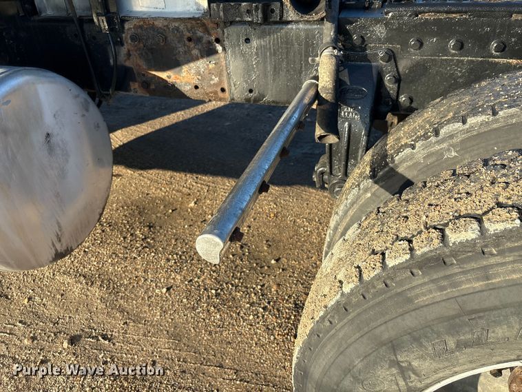 image for item EA7024 1993 Peterbilt 379 semi truck