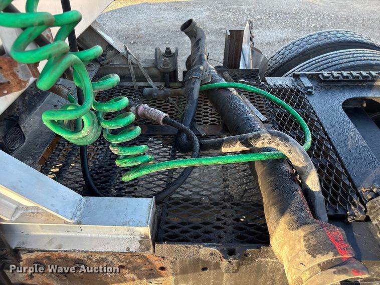 image for item EA7024 1993 Peterbilt 379 semi truck