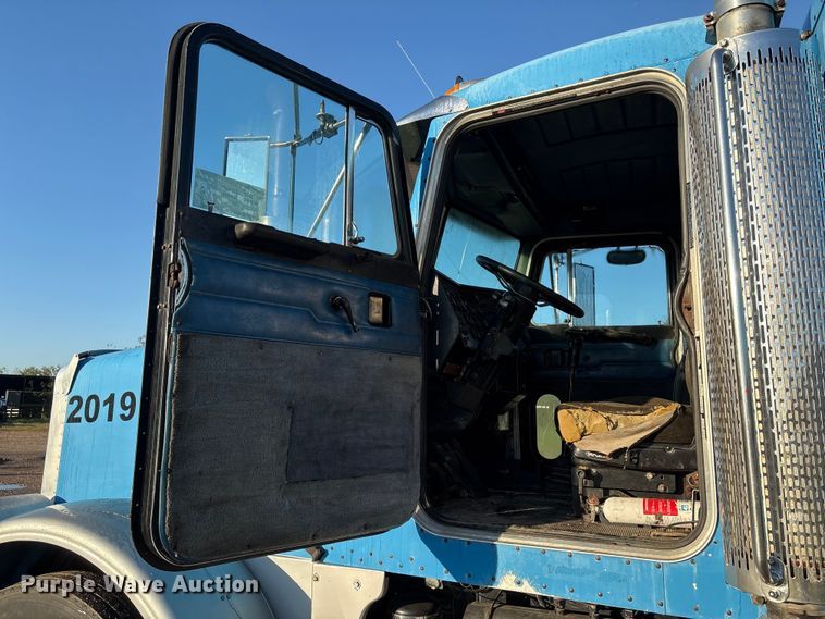 image for item EA7024 1993 Peterbilt 379 semi truck