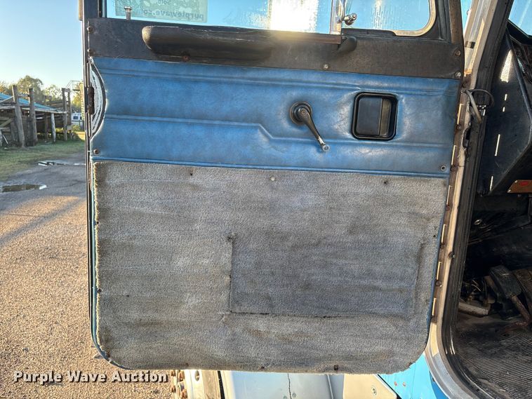 image for item EA7024 1993 Peterbilt 379 semi truck