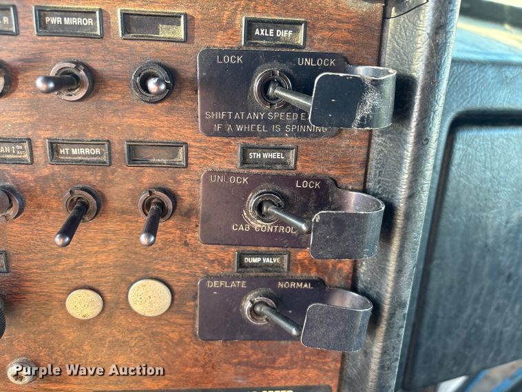 image for item EA7024 1993 Peterbilt 379 semi truck