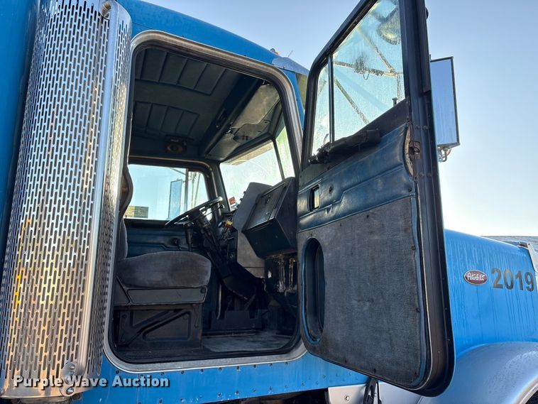 image for item EA7024 1993 Peterbilt 379 semi truck