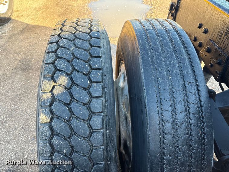 image for item EA7024 1993 Peterbilt 379 semi truck