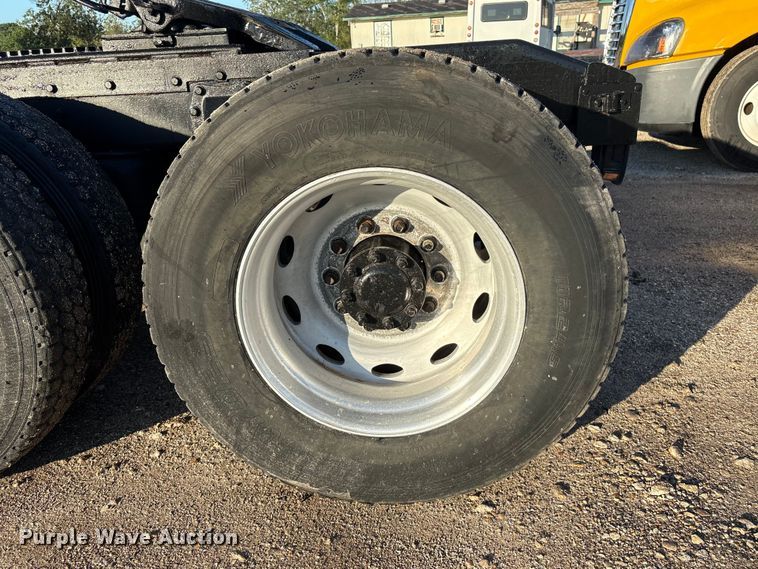 image for item EA7024 1993 Peterbilt 379 semi truck