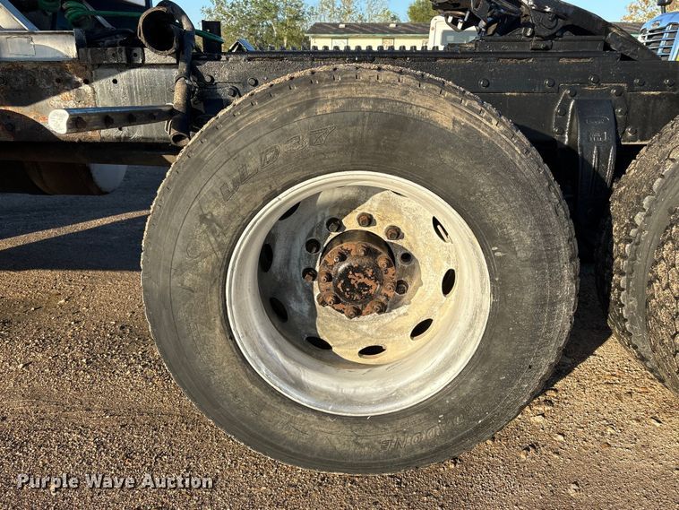 image for item EA7024 1993 Peterbilt 379 semi truck