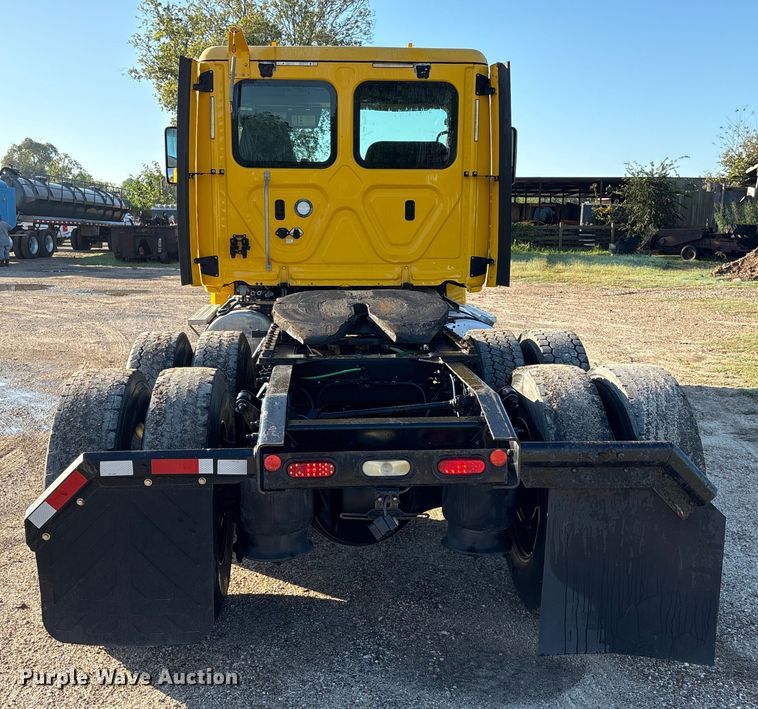 image for item EA7025 2018 Freightliner Cascadia 125 semi truck