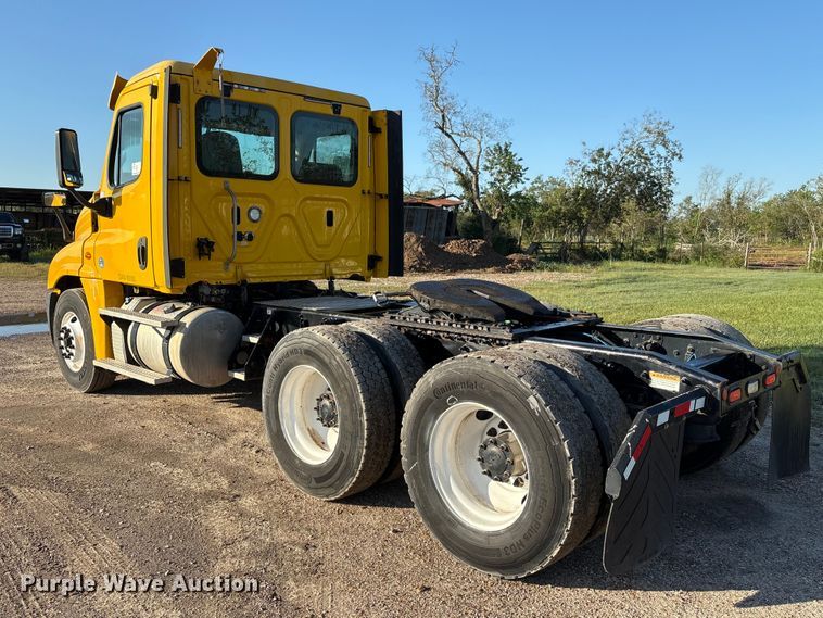 image for item EA7025 2018 Freightliner Cascadia 125 semi truck