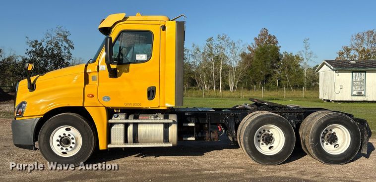 image for item EA7025 2018 Freightliner Cascadia 125 semi truck