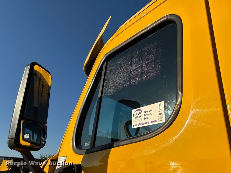 image for item EA7025 2018 Freightliner Cascadia 125 semi truck