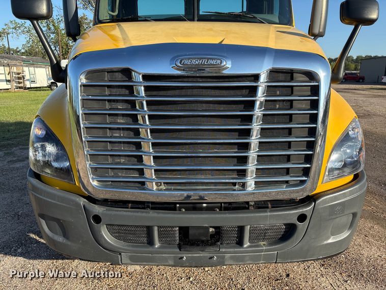 image for item EA7025 2018 Freightliner Cascadia 125 semi truck