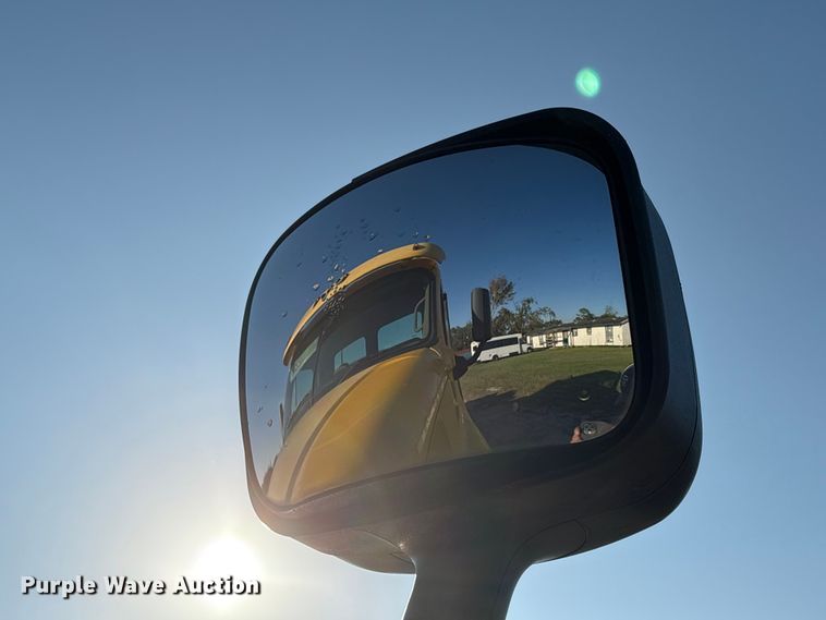 image for item EA7025 2018 Freightliner Cascadia 125 semi truck