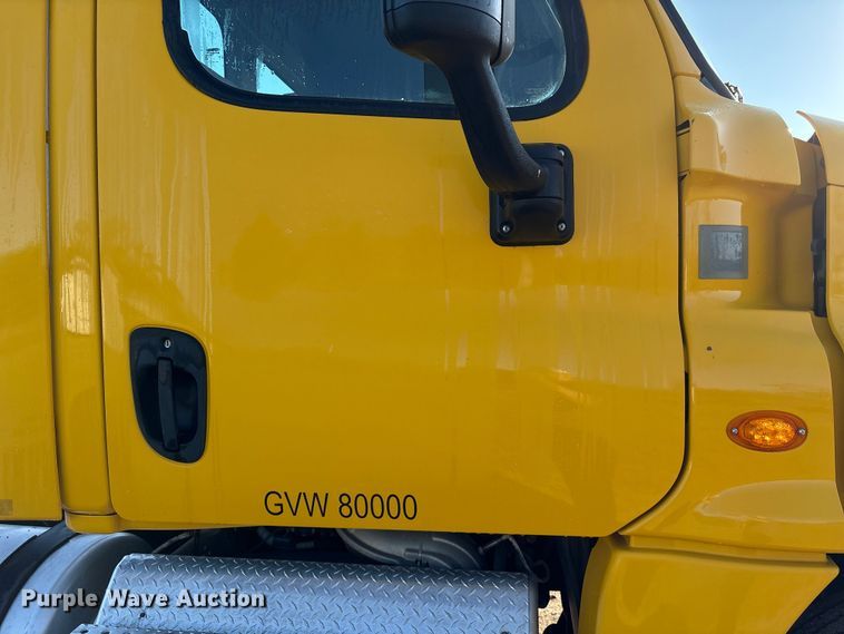 image for item EA7025 2018 Freightliner Cascadia 125 semi truck