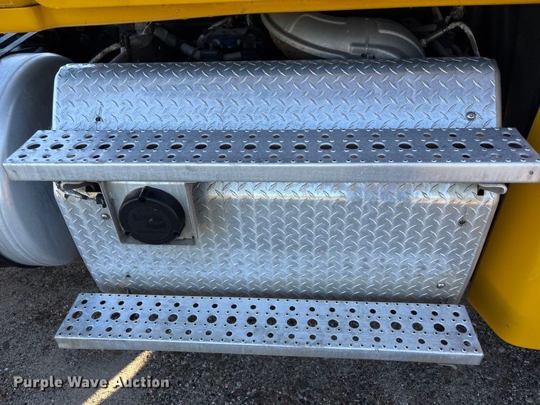 image for item EA7025 2018 Freightliner Cascadia 125 semi truck