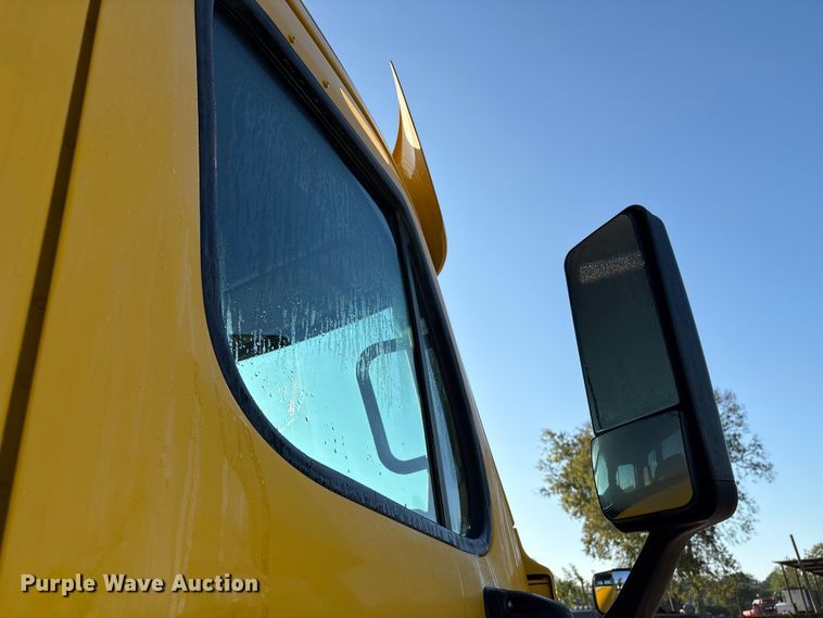 image for item EA7025 2018 Freightliner Cascadia 125 semi truck