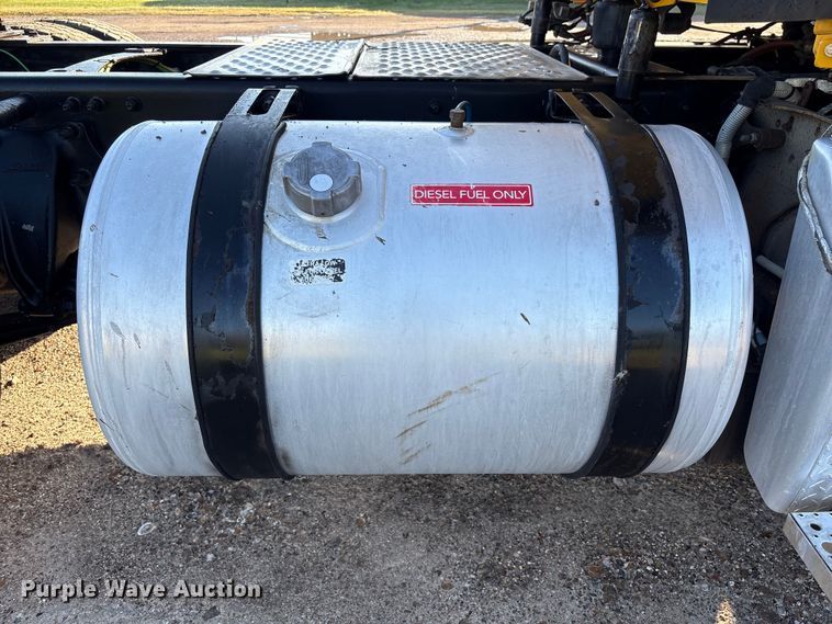 image for item EA7025 2018 Freightliner Cascadia 125 semi truck