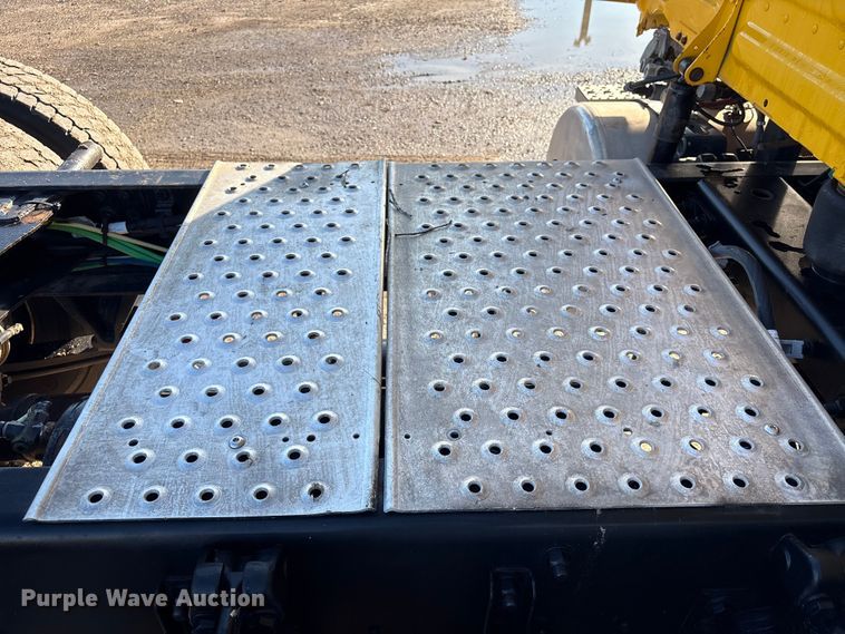 image for item EA7025 2018 Freightliner Cascadia 125 semi truck