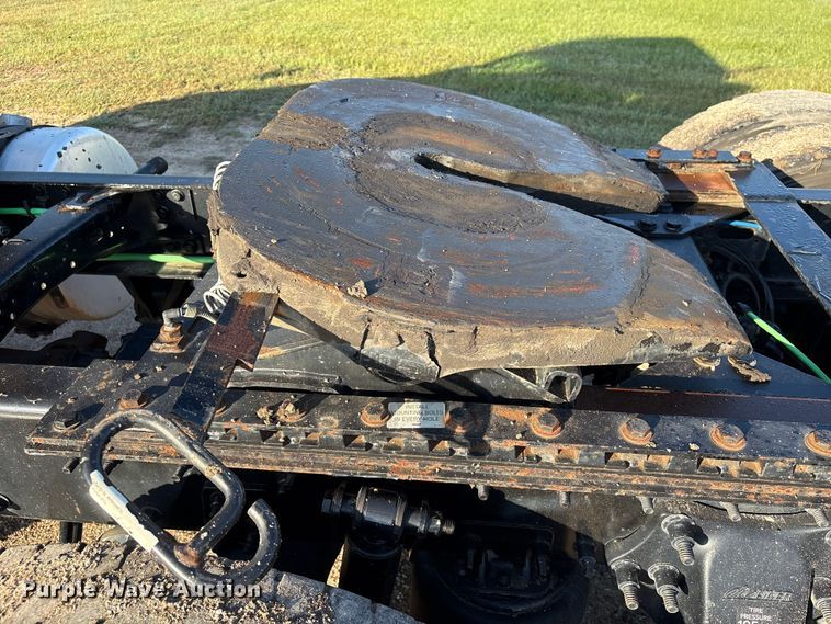 image for item EA7025 2018 Freightliner Cascadia 125 semi truck