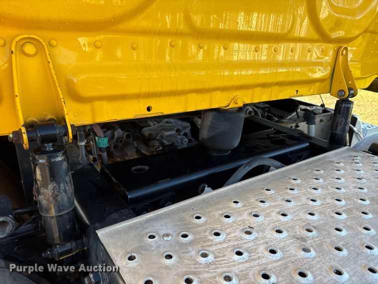 image for item EA7025 2018 Freightliner Cascadia 125 semi truck