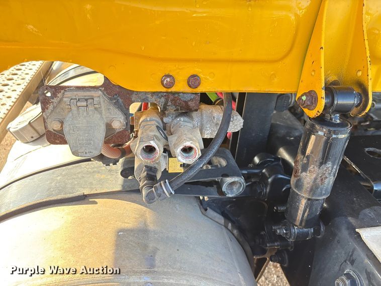 image for item EA7025 2018 Freightliner Cascadia 125 semi truck