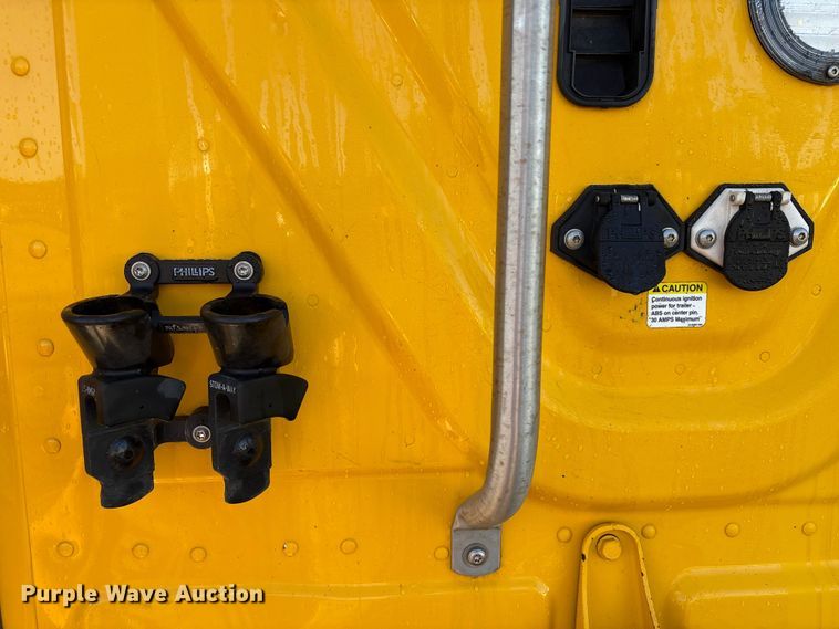 image for item EA7025 2018 Freightliner Cascadia 125 semi truck