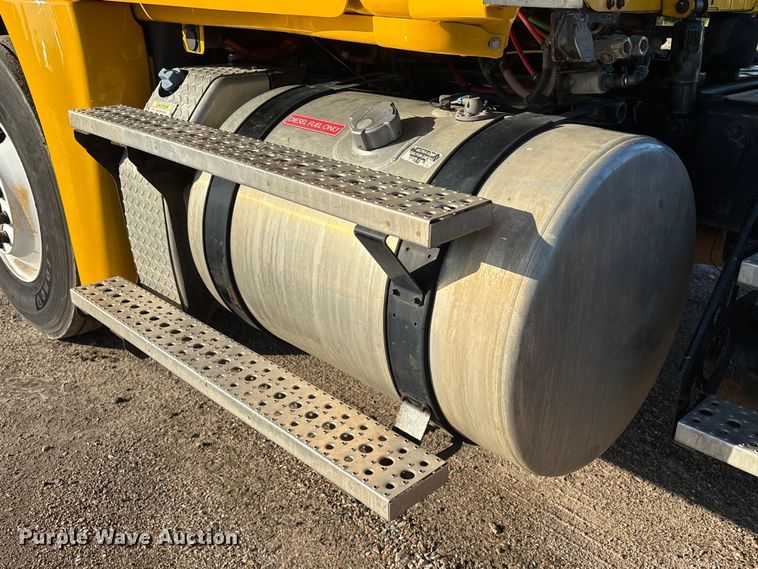 image for item EA7025 2018 Freightliner Cascadia 125 semi truck