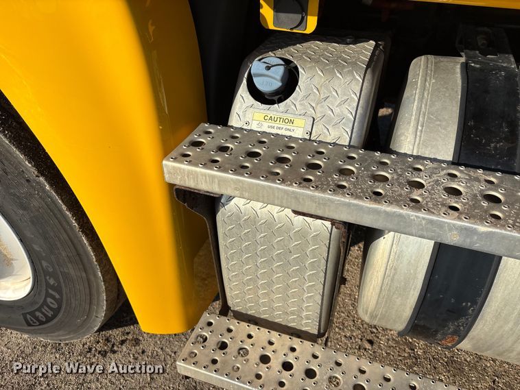 image for item EA7025 2018 Freightliner Cascadia 125 semi truck